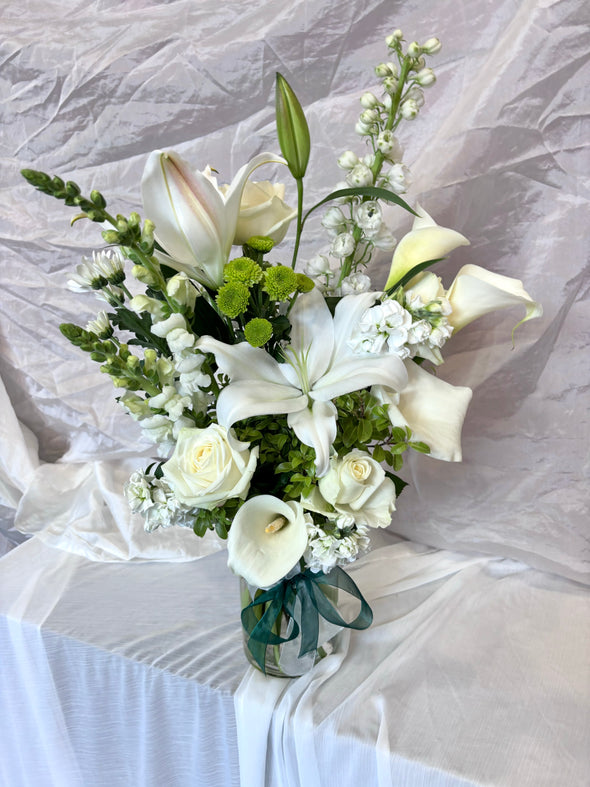 Christmas Bouquet in Vase - Pavlova